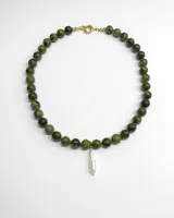 Collar de piedras esféricas color verde jaspeado, con un dije colgante de perla natural en forma de lágrima y cierre metálico dorado.