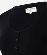 Blusa de pijama marca Lov, confeccionada en tejido rib acanalado. Presenta un diseño regular con cuello redondo, cierre frontal parcial con botones y mangas cortas.