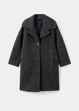 Abrigo largo estilo oversize con diseño de cuadros, cuello con solapa de muesca, cierre delantero con botones y bolsillos laterales.