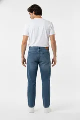 Pantalon de jean estilo baggy con calce medio y corte recto. Presenta un lavado azul clásico con costuras reforzadas y cierre frontal con botón metálico.