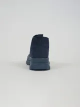 Botin de caña media con cordones, confeccionado en pana color azul marino. Presenta puntera reforzada y suela de goma con plataforma dentada del mismo tono.