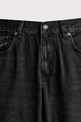 Jeans balloon fit de corte relajado y tiro medio, confeccionados en denim de algodón con efecto lavado y diseño clásico de cinco bolsillos.