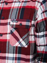 Camisa de manga larga de Caterpillar con diseño a cuadros en tonos rojo, blanco y azul marino. Cuenta con cuello clásico, cierre frontal de botones, dos bolsillos en el pecho con solapa y botones, y un parche con el logo de la marca.