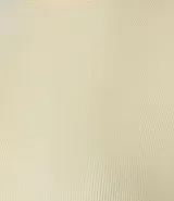 Blusa de manga corta, cuello redondo y corte ajustado, confeccionada en tejido rib de algodón.