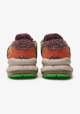 Championes urbanos Satorisan modelo Chacrona Premium, color verde caqui con detalles en negro y marrón. Presentan una entresuela con diseño jaspeado, suela con toques verdes y aplique circular negro en el lateral.