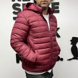 Campera puffer de nylon color bordó con capucha y cierre frontal.