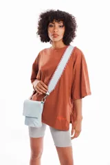 Bandolera azul de cuero vacuno con correa trenzada hecha a mano, forro interior y cierre con broche imán.