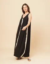 Vestido largo blanco de lino con escote en V y flecos de algodón en los bordes.