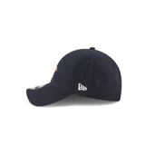 Gorra New Era 9Forty color azul marino con logo bordado de los Houston Astros en naranja y blanco.