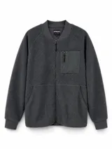 Campera bomber de estilo híbrido, combinando cuerpo de tejido tipo corderito con mangas de algodón liso. Presenta cierre frontal completo, cuello, puños y ruedo en tejido rib, además de un bolsillo frontal con cierre en el pecho y dos bolsillos laterales.