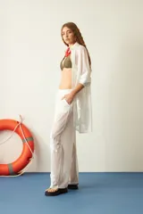 Pantalón blanco de red con bordado de flores y calce recto.