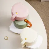 Alhajero pequeño con asa, ideal para viajes. Disponible en color blanco crema.
