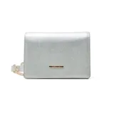 Bandolera dorada de cuero sintético texturizado, con correa ajustable y cierre con broche imantado.