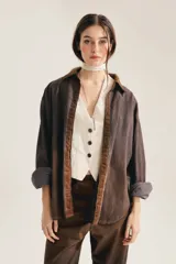 Camisa de algodón con estampa a cuadros en tonos marrones, de manga larga y calce relajado, con cuello y detalles en corduroy.