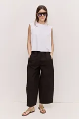 Pantalón negro de tiro alto con cintura elastizada y cordón ajustable, de corte amplio y relajado, con bolsillos laterales.