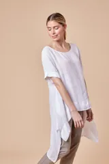 Blusa blanca de lino con corte irregular y zócalo de satén.