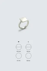 Anillo sello metálico con baño de plata y diseño cuadrado minimalista.