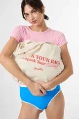 Bolso tote de lona color crudo con estampa frontal en rojo y rosado que dice "Pack Your Bags Unpack Your Feelings" y el logo "pimentón".