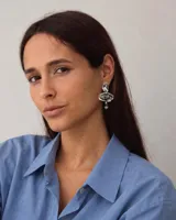 Aros colgantes de bronce dorado con diseño orgánico y perla de río natural en el extremo inferior.