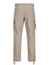 Pantalón cargo de corte relajado y tiro medio color beige, confeccionado en tejido de sarga con bolsillos laterales y traseros.