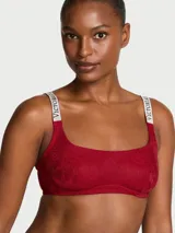 Bralette de encaje rojo con escote redondo, sin forro ni varillas, con tirantes brillantes ajustables decorados con cristales y el monograma de Victoria's Secret.