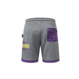 Short de básquet negro con detalles en rojo, cintura elástica con cordón ajustable, diseño con el logo y nombre de los Chicago Bulls y los bordes inferiores en color rojo.