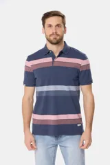 Remera polo de piqué con rayas horizontales en beige, verde, azul y gris. Cuello y puños en azul. Logo bordado en el pecho.
