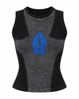 Musculosa entallada de tejido de punto con efecto lavado en tonos negro y gris, sin mangas y corte al cuerpo. Cuenta con un diseño de recortes estructurados y un estampado frontal en azul.