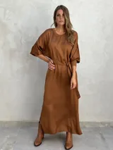 Vestido largo color ladrillo, de corte holgado, con cuello redondo y mangas 3/4 abullonadas.