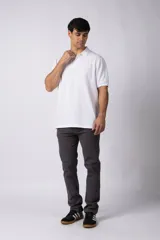 Pantalon chino de corte recto confeccionado en gabardina premium, con bolsillos laterales y traseros clásicos.