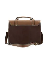 Cartera tipo maletín con diseño tricolor en tonos marrón, beige y chocolate. Presenta solapa frontal con correas decorativas, hebillas metálicas doradas, asa superior y correa ajustable para hombro.