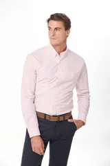 Camisa Oxford de manga larga en color rosado, con cuello abotonado (button-down) y un bolsillo aplicado en el pecho.