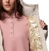 Campera técnica de plumón Columbia modelo Grand Trek III Down, color beige. Presenta tecnología Omni-Heat Infinity para retención de calor, diseño impermeable con costuras selladas, capucha fija ajustable, cierre frontal revestido y puños con orificios para pulgares.
