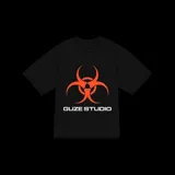 Remera negra de algodón con estampado frontal de un símbolo de riesgo biológico en color naranja y la inscripción "GLIZE STUDIO" en blanco.