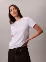 Remera Calvin Klein de manga corta y cuello redondo, confeccionada en tejido de punto de algodón. Presenta un diseño clásico de corte regular con el logo de la marca bordado discretamente en el pecho.