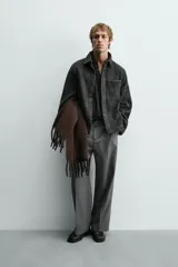 Pantalón de corte wide fit confeccionado en tejido fluido con viscosa. Presenta bolsillos delanteros, bolsillos traseros de vivo, cierre frontal con cremallera y botón, y trabillas para cinturón.