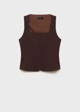 Chaleco marrón con cuello cuadrado, sin mangas y cierre frontal con botones.