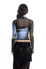 Top negro traslúcido de mangas largas con cuello alto y estampado de paisaje espacial.