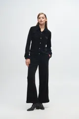 Pantalón de terciopelo rib lurex color gris, de corte recto y holgado, con detalle de volados en el ruedo.