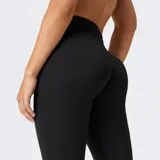 Calza deportiva de tiro alto en color negro, confeccionada en tejido suave y elástico con tecnología de absorción de sudor. Cuenta con bolsillos laterales externos y detalles reflectantes.