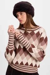 Sweater de punto con diseño de rombos en tonos marrones y beige, cuello redondo y puños anchos con detalle de rayas horizontales.