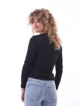 Remera negra de manga larga con cuello redondo y estampado de flor hibisco en el frente.