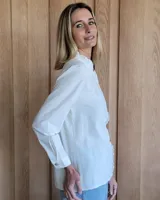 Camisa de jean azul con cuello alto con volados y volados en el frente.