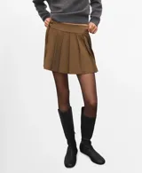 Minifalda plisada de corte cruzado con tira lateral y hebilla ajustable.