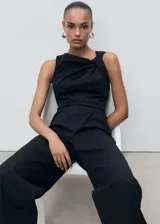 Mono largo negro con diseño culotte, cuello drapeado y tirantes anchos.