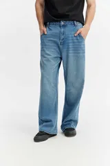 Jean carpenter de calce amplio estilo workwear, con bolsillos extra y diseño suelto.