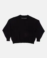 Sweater de punto negro con diseño de estrellas bordadas en color gris en el frente. Presenta cuello, puños y ruedo con terminaciones desflecadas y un corte holgado.