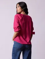 Blusa de gasa estampada marca Sioni, con cuello a la base y escote en V. Manga 3/4 con terminación fruncida.