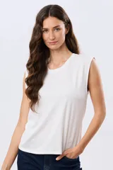 Musculosa de algodón color rosado con cuello redondo y diseño holgado.