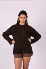 Buzo de punto con cuello redondo y mangas largas, confeccionado en lana merino y algodón.